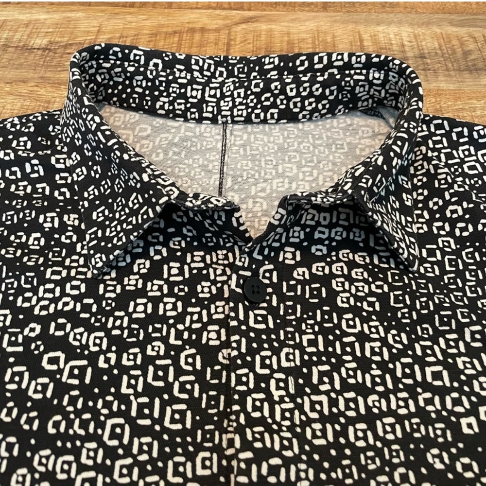 (M) Men’s Lululemon Short Sleeve Button Up Shirt